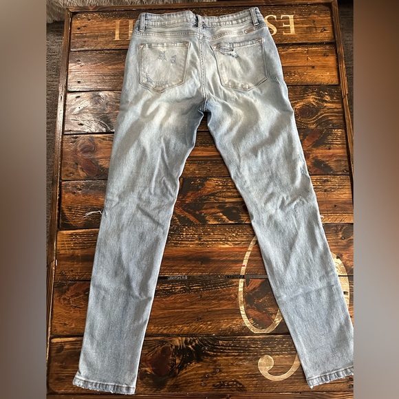 Kancan light wash distressed skinny jean. Size 7 - Picture 2 of 3